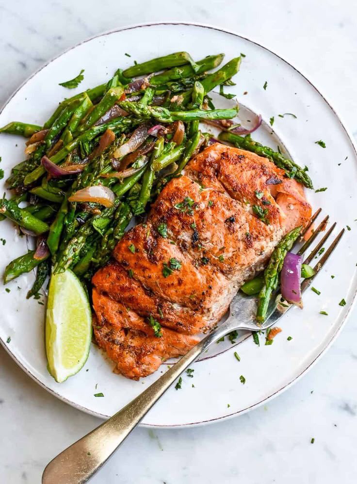 Salmon steak with asparagus and assorted vegetables