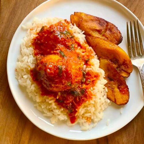 White rice and stew with chicken and plantain
