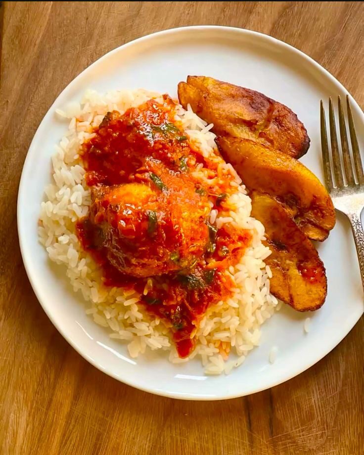 White rice and stew with chicken and plantain