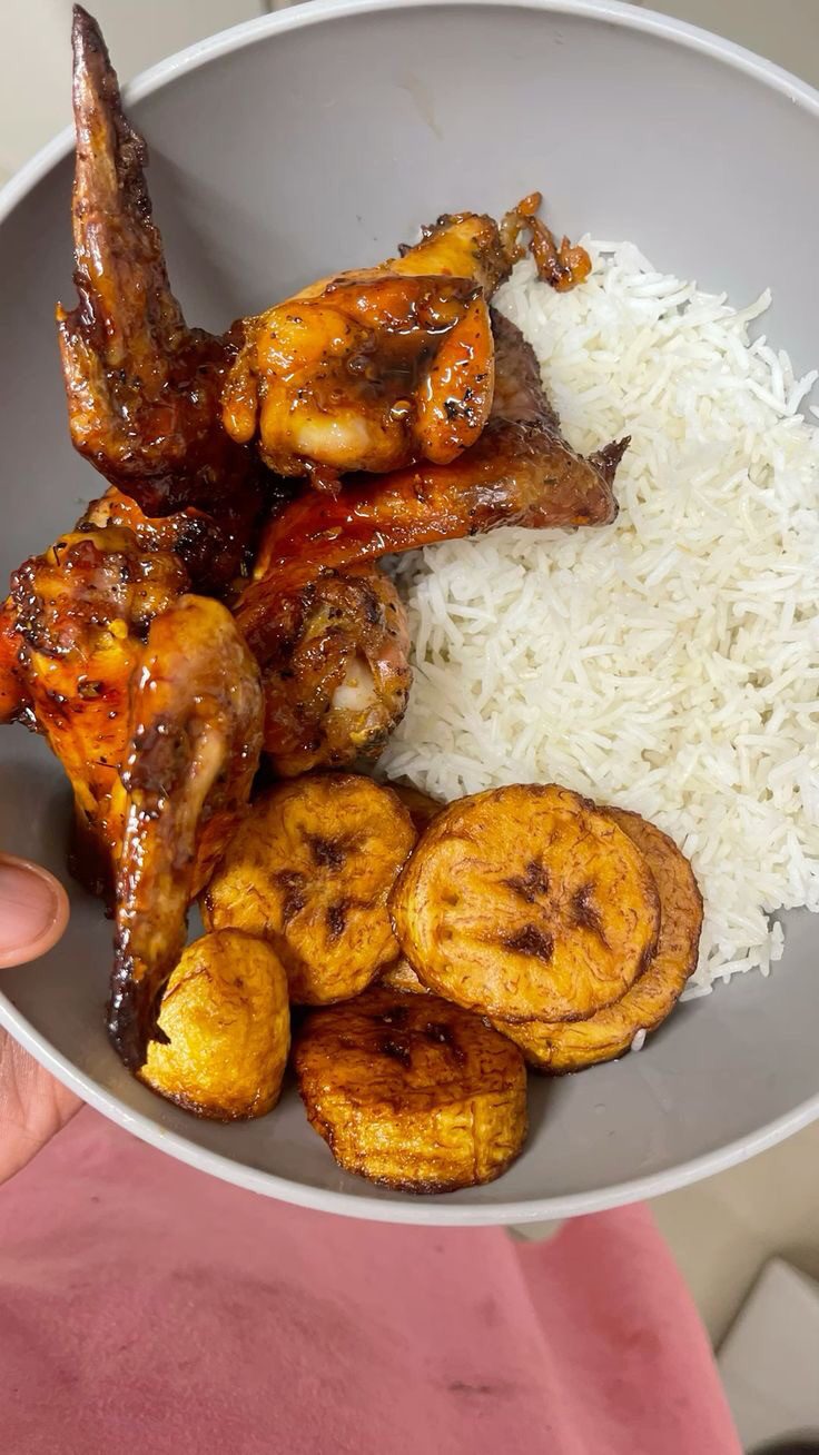 White rice and stew with chicken and plantain