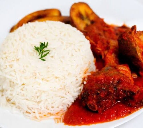 White rice and stew with chicken and plantain