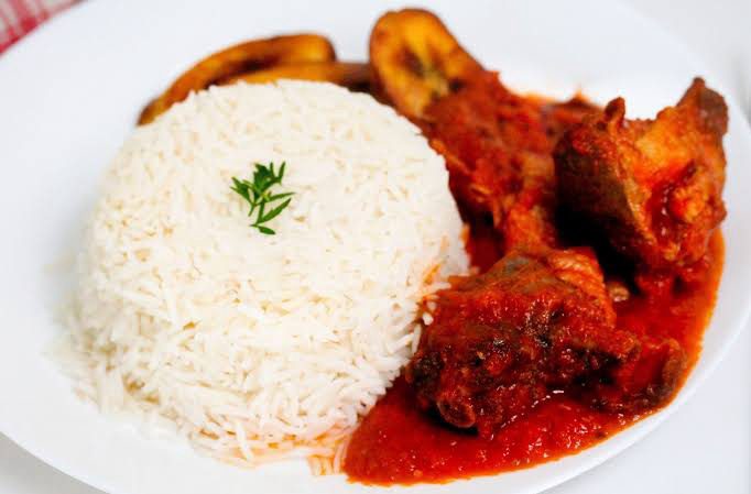 White rice and stew with chicken and plantain