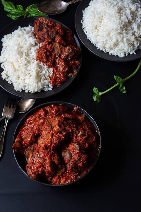 White rice and stew with chicken and plantain