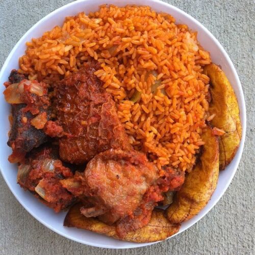 Smokey Nigerian jollof with chicken and plantains