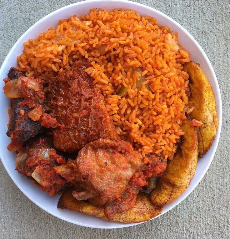 Smokey Nigerian jollof with chicken and plantains