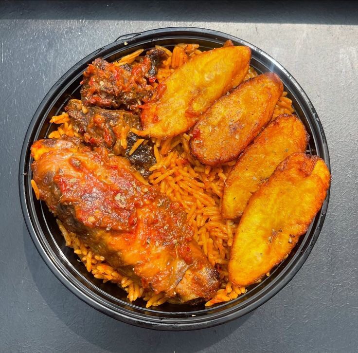 Smokey Nigerian jollof with chicken and plantains